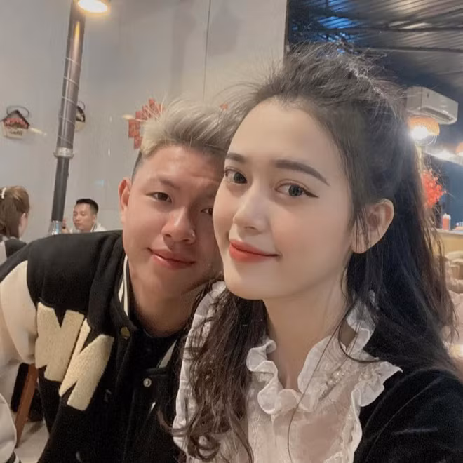 Nếu Vũ Tiến Long gây ấn tượng bởi vẻ ngoài điển trai thì Diễm Quỳnh lại thu hút mọi ánh nhìn với nhan sắc ngọt ngào, nụ cười tươi tắn cùng đường nét gương mặt hài hòa, thanh tú.