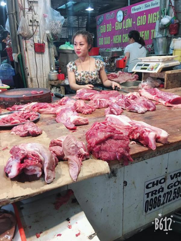 Như Ngọc sở hữu gương mặt khả ái, thanh thoát, làn da trắng mịn và nụ cười rất duyên. Dù ban ngày đứng bán ở hàng thịt nhưng cô nàng vẫn trang điểm lộng lẫy, mặc đồ xinh xắn và còn biết cách tạo dáng khi chụp ảnh giữa chợ.