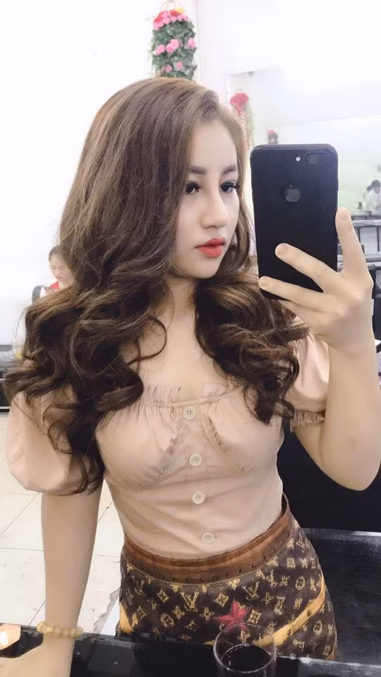 Vẫn gương mặt ưa nhìn và guu thời trang sang chảnh kể cả khi ra chợ bán thịt, Như Ngọc khiến người xem không khỏi mê mệt.