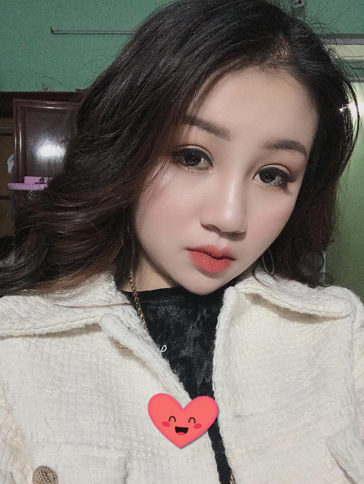 Trở lại Facebook của "hot girl bán thịt" sau 1 năm nổi tiếng, cô bạn tên Như Ngọc vẫn thường xuyên đăng tải những bức ảnh buôn bán cả ở chợ lẫn kinh doanh online trên MXH.