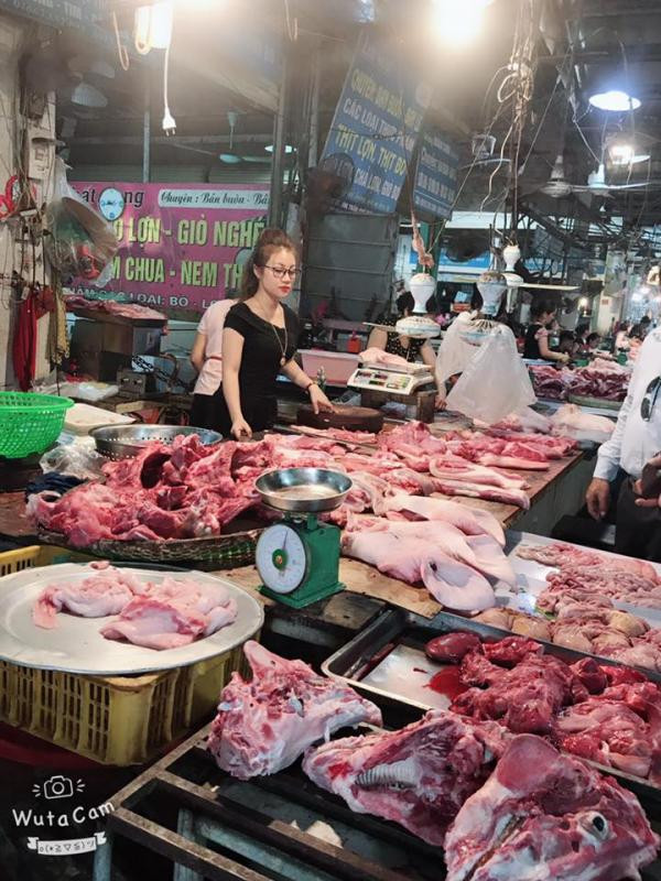 Chỉ sau 1 đêm, cái tên Như Ngọc trở thành nhân vật được đông đảo cộng đồng mạng quan tâm bởi những bức ảnh bị chụp lén khi bán hàng. Thậm chí nhiều người còn đặt biệt danh cho cô nàng là "hot girl bán thịt lợn".