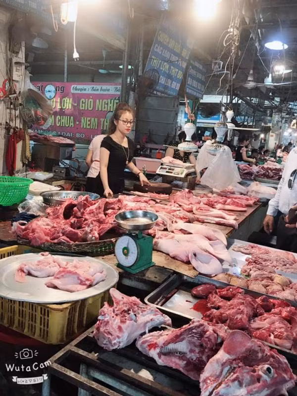 Chỉ sau 1 đêm, cái tên Như Ngọc trở thành nhân vật được đông đảo cộng đồng mạng quan tâm bởi những bức ảnh bị chụp lén khi bán hàng. Thậm chí nhiều người còn đặt biệt danh cho cô nàng là "hot girl bán thịt lợn".