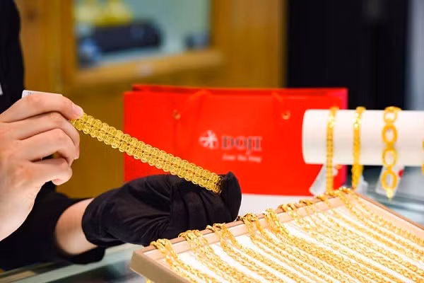 Gia vang hom nay 22/4, vang giam manh, dau roi khong day