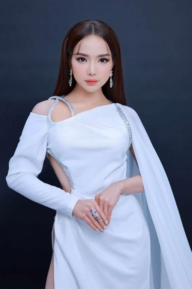Trần Đoàn cho biết cả hai chia tay trong êm đẹp. Lý do là vì cô chưa quen với cuộc sống phải thường xuyên xa bạn trai. Mỗi khi ở nhà một mình, cô rất lo sợ, lâu dần dẫn đến stress, thậm chí ghen tuông khiến đối phương khó chịu.