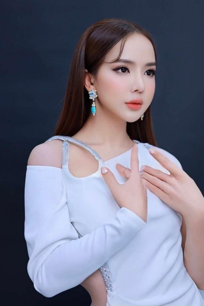 Trần Đoàn sở hữu gương mặt xinh xắn, làn da trắng, thân hình quyến rũ cùng phong cách ăn mặc gợi cảm. Ít người biết cô từng tham gia diễn xuất trong phim điện ảnh “Hotboy nổi loạn 2”.
