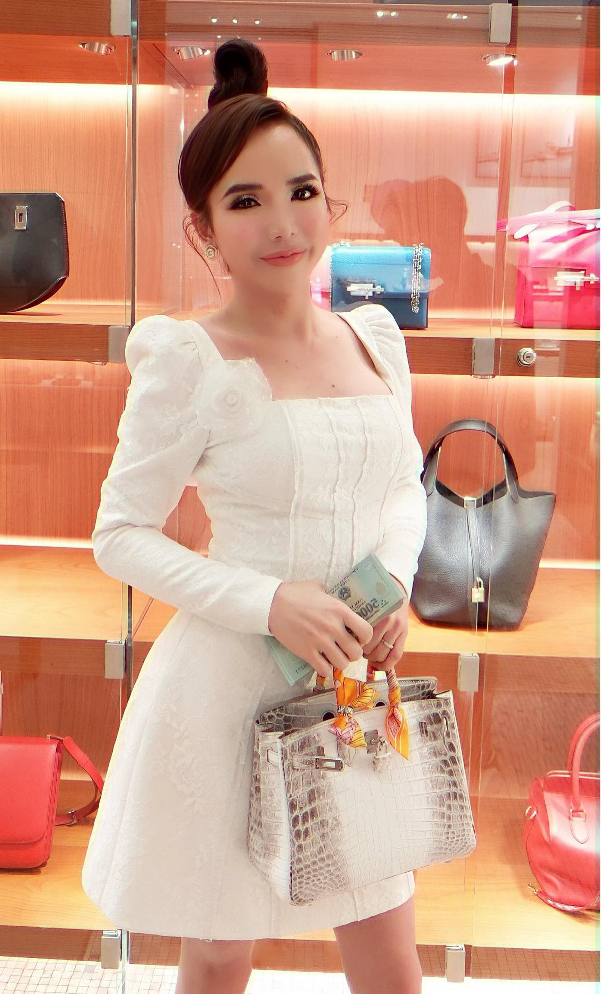 Hiện tại công việc kinh doanh online của Trần Đoàn đang tiến triển rất tốt. Cô là một cô gái hoàn toàn độc lập và tự chủ về kinh tế. Bên cạnh việc lo cho bản thân, cô còn chăm lo được cho gia đình và những người thân yêu, thường xuyên đi từ thiện để san sẻ bớt khó khăn, gánh nặng cho những hoàn cảnh bất hạnh, kém may mắn.