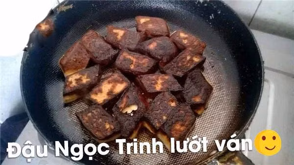 Nấu ăn tưởng chừng vô cùng đơn giản nhưng nó cần sự tập trung để điều chỉnh từ gia vị cho đến lửa sao cho chuẩn. Nhưng với những chị em, còn vướng bận con cái hay đơn giản là vừa làm vừa xem TikTok hay Facebook thì việc những món ăn thành "bóng đêm" là điều dễ hiểu.