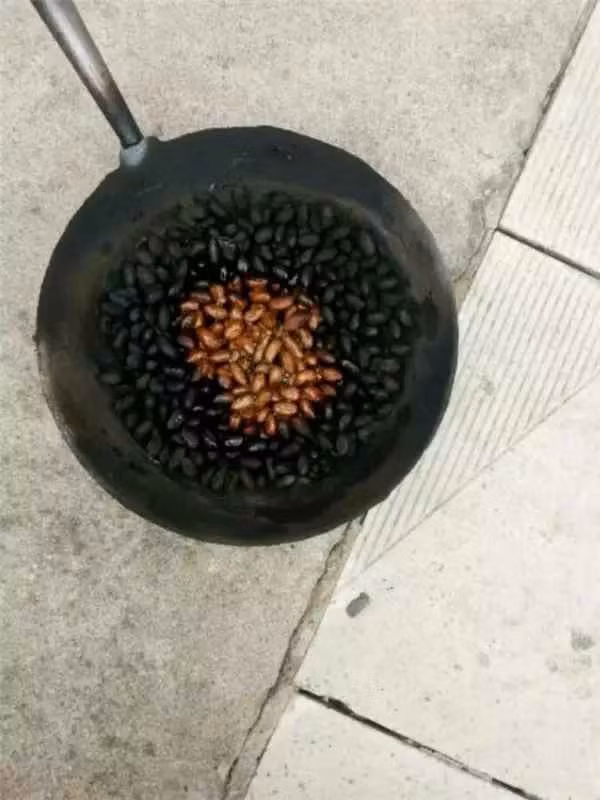 Đỉnh cao của việc rang lạc đó là bên ngoài bóng đêm nhưng phía trong vừa chín. Đây là điều mà các "master chef" chưa chắc đã làm được.