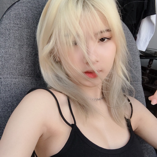 Khác với các bạn cùng lứa, Hồng Hảo lại không chọn con đường đại học mà lại đi theo đam mê và mong muốn trở thành một người mẫu thời trang chuyên nghiệp.