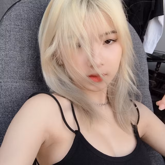 Khác với các bạn cùng lứa, Hồng Hảo lại không chọn con đường đại học mà lại đi theo đam mê và mong muốn trở thành một người mẫu thời trang chuyên nghiệp.