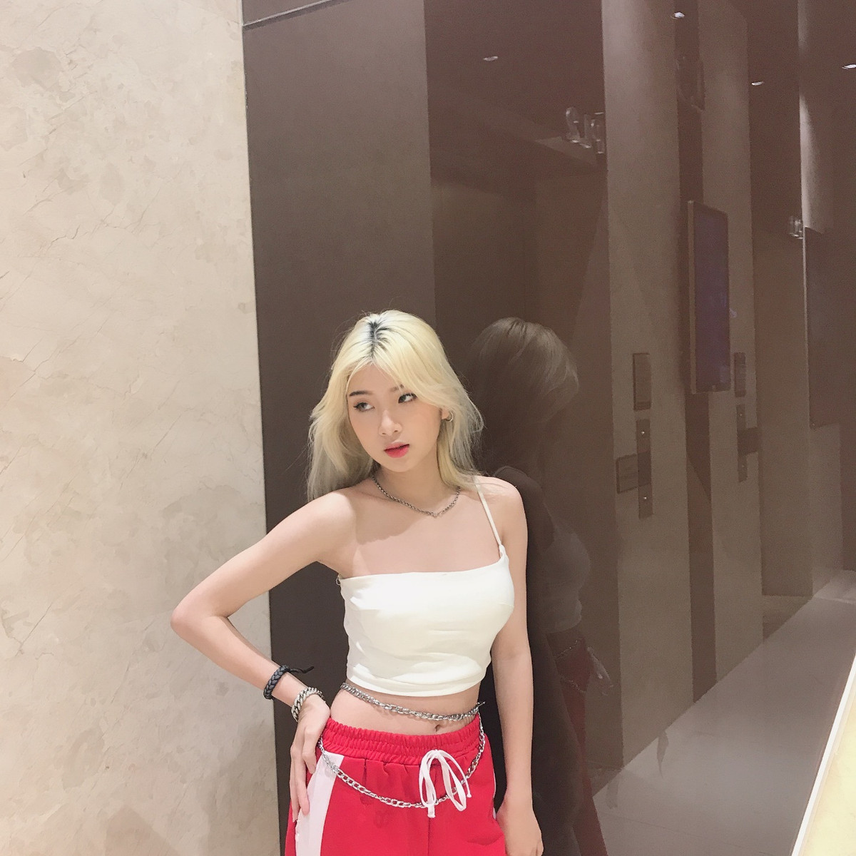 Hồng Hảo cũng bày tỏ quan điểm rằng, dù theo học tại một ngôi trường nào đó hay quyết định đi làm luôn thì chỉ cần bản thân có đủ quyết tâm, trau dồi kỹ năng không ngừng để sống tốt với nghề mình chọn là được.