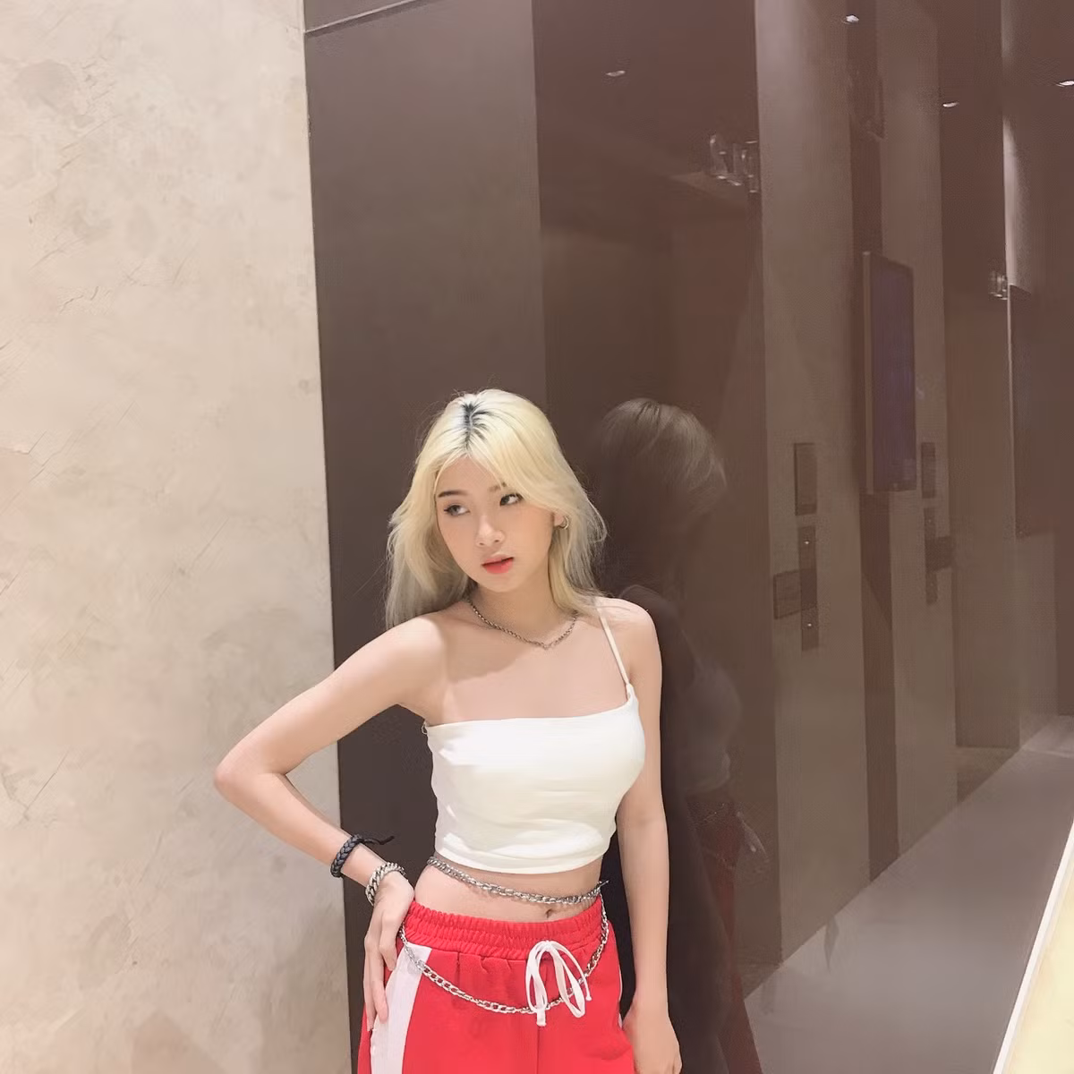 Hồng Hảo cũng bày tỏ quan điểm rằng, dù theo học tại một ngôi trường nào đó hay quyết định đi làm luôn thì chỉ cần bản thân có đủ quyết tâm, trau dồi kỹ năng không ngừng để sống tốt với nghề mình chọn là được.