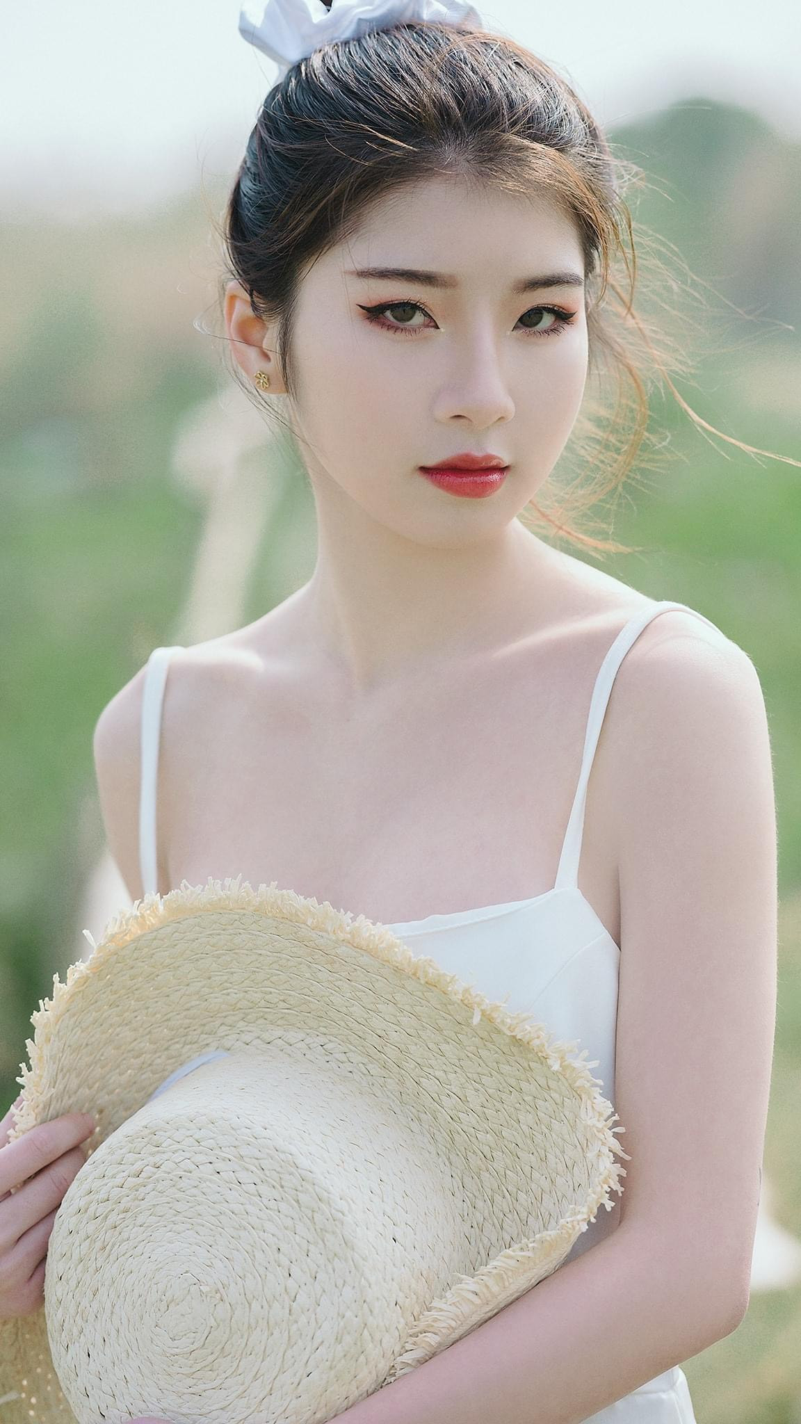 Quan điểm về tình yêu của Hồng Hảo đó là yêu là duyên phận, khi duyên chưa đến thì cứ thoải mái tận hưởng cuộc sống một mình.