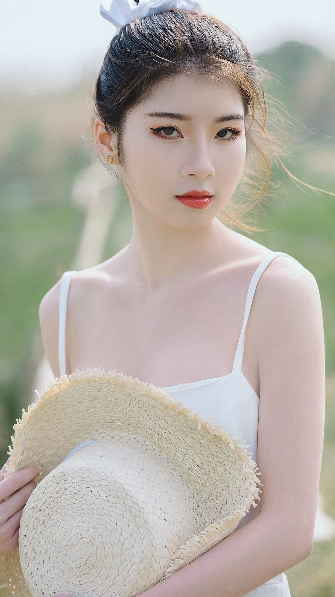 Quan điểm về tình yêu của Hồng Hảo đó là yêu là duyên phận, khi duyên chưa đến thì cứ thoải mái tận hưởng cuộc sống một mình.