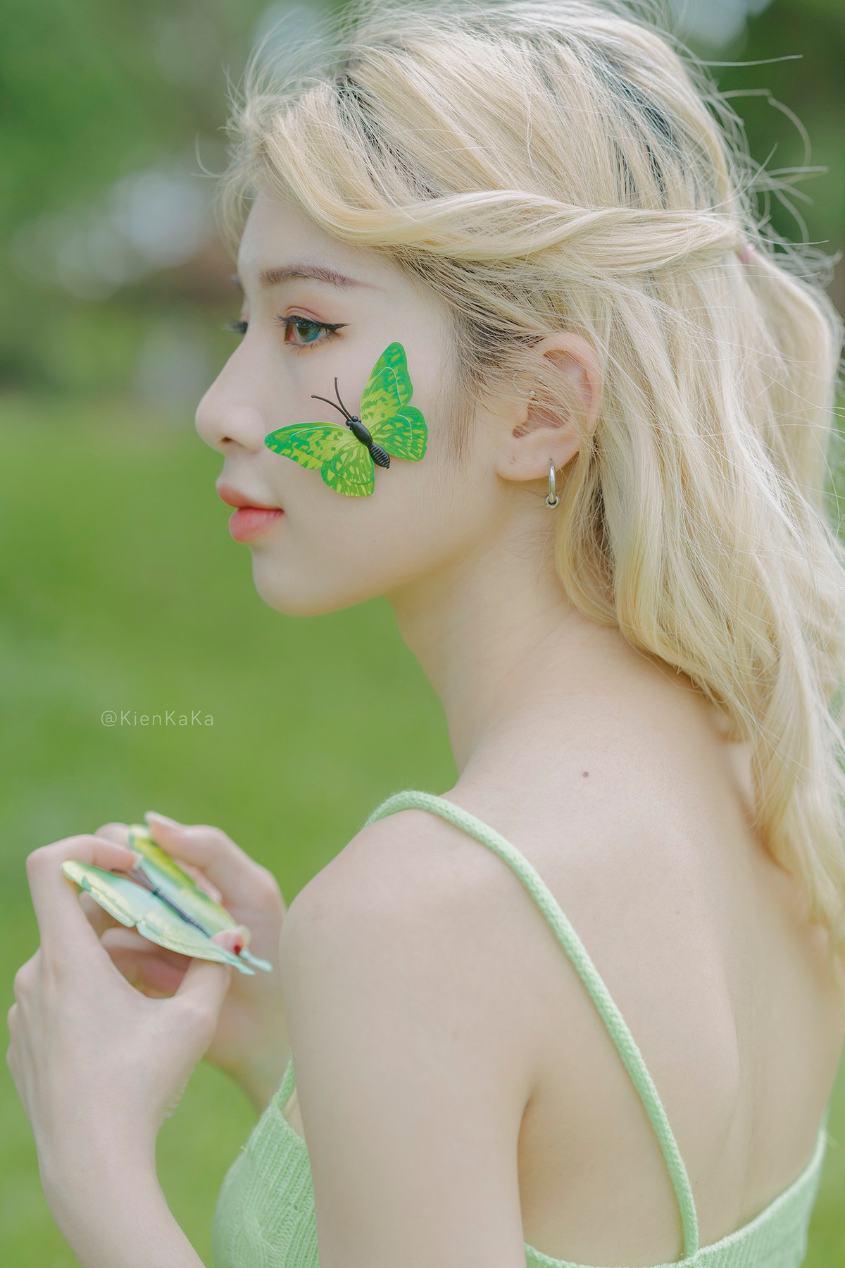 Bên cạnh đó, Hồng Hảo cũng chia sẻ về mẫu người yêu lý tưởng của mình là chàng trai chung thủy, chân thành, biết cách chăm sóc cô và có vóc dáng cao ráo.