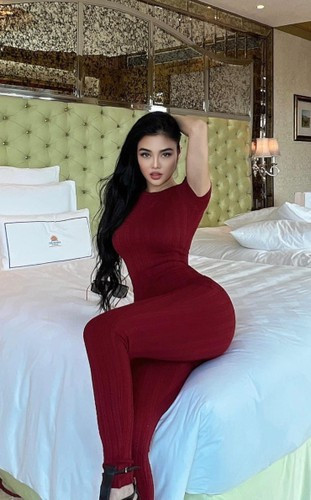 Julia Hồ sở hữu thân hình vô cùng gợi cảm. Chính bởi vậy, "nàng hậu ăn chơi" Sài thành không ngại trưng diện những bộ đồ cắt xẻ táo bạo.