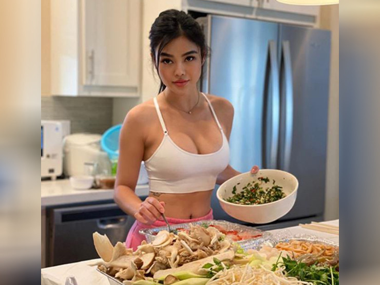 Trong ảnh, người đẹp diện chiếc áo crop top khoe vòng 1 căng tràn và eo thon đẹp miễn chê.