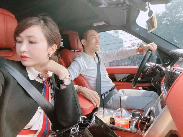 Đặc biệt hơn, siêu phẩm mới về tay Mina Phạm là RM 037 với vỏ ngoài cacbon NTPT bằng đá quý.