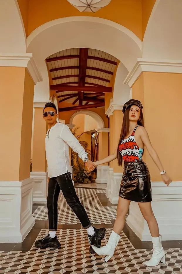 Minh Nhựa và vợ 2 đã sống chung cùng nhau được 9 năm. Họ cũng có với nhau 2 nhóc tỳ một trai, một gái.