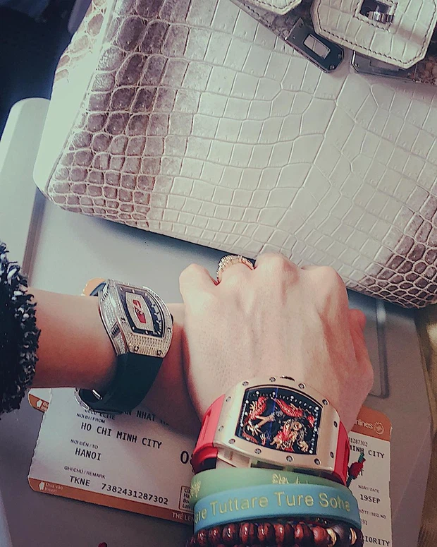 Trước đó, Minh Nhựa còn nói đùa rằng để tậu chiếc đồng hồ cho bà xã két sắt nhà vị đại gia này lại thủng một lỗ.