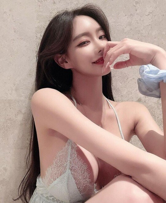 Tôi mệt mỏi vì có những tình huống lặp đi lặp lại, thậm chí những người từng thích tôi cũng bắt đầu đổ lỗi cho tôi. Sẽ có người tò mò nhưng tôi không muốn đưa ra lý do cụ thể cho việc ngừng phát trực tuyến”. Kim Si Won chia sẻ.