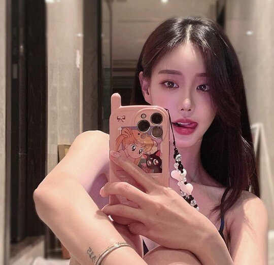 Body nóng bỏng của Kim Si Won.