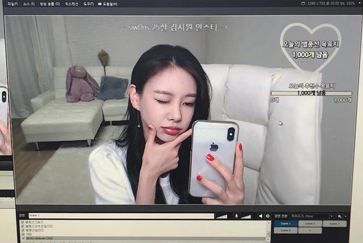 Năm 2023, Kim Si Won tiết lộ cô có thu nhập 1,8 triệu USD (hơn 43 tỷ đồng) từ công việc này.