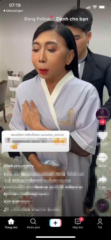 Cách đây nửa tháng, trên mạng xã hội xuất hiện loạt khoảnh khắc được cho là những hình ảnh mới nhất của người đàn ông chuyển giới Sitang Buathong được cho là đi thẩm mỹ viện.