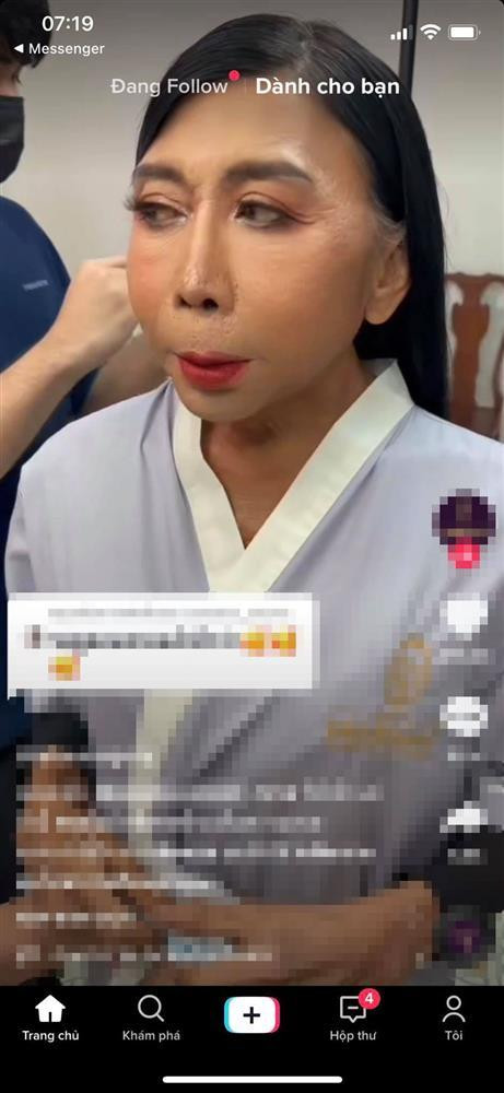 Thứ khiến người xem quan tâm hơn cả chính là mặt của Sitang Buathong. Thay vì rỗ và xấu xí, làn da của Sitang mịn màng, căng bóng một cách kỳ diệu.