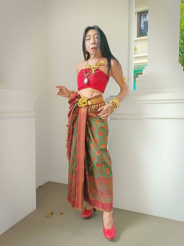 Sitang Buathong là hiện tượng mạng chuyển giới Thái Lan nổi tiếng trên mạng xã hội vì sở thích cặp kè trai trẻ.