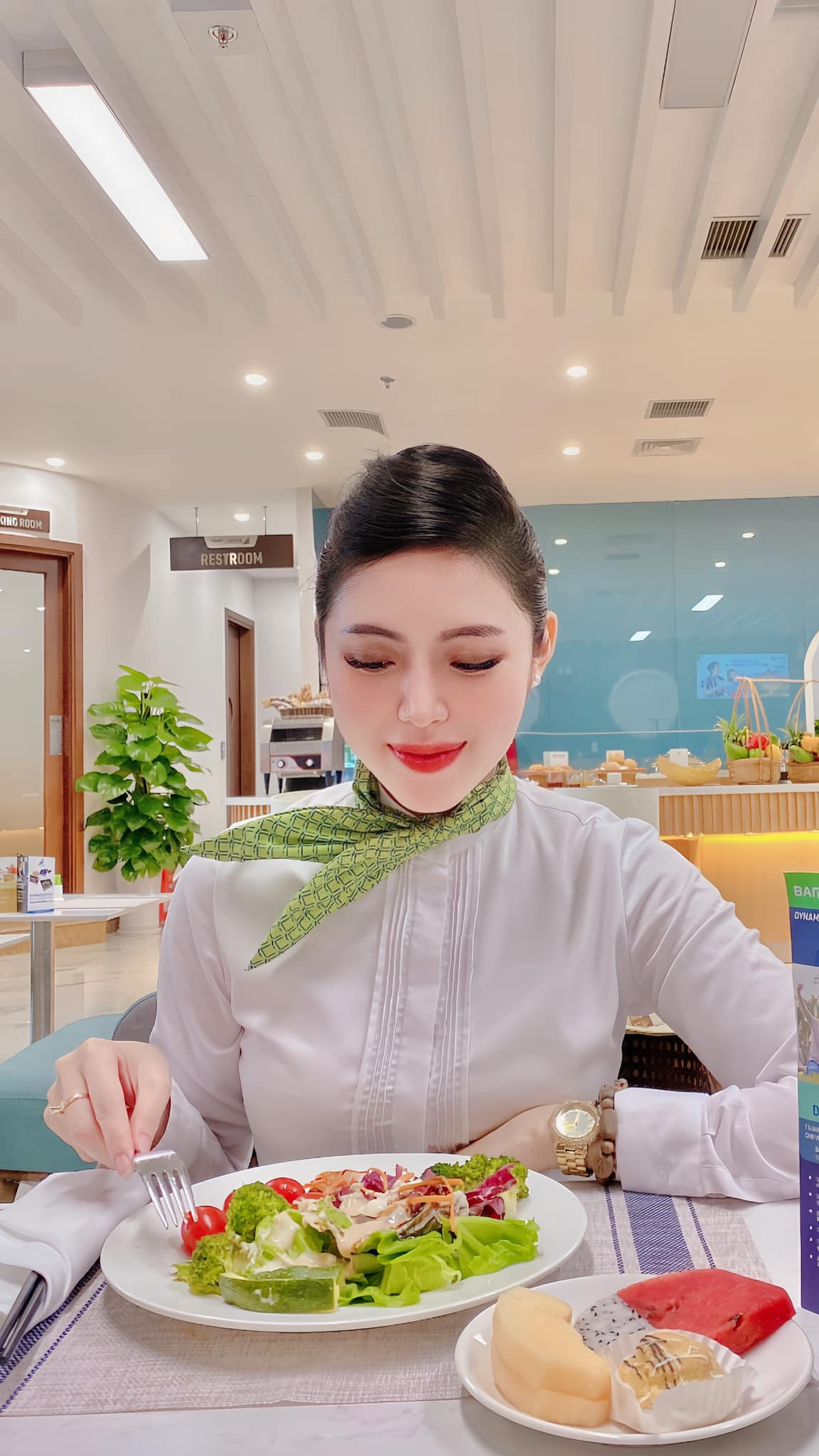 Mới đây, Quế Chi từng đưa ra quan điểm về đàn ông giàu và nghèo. Cụ thể, nữ tiếp viên hàng không chia sẻ: "Đàn ông tốt rất ít, chỉ chiếm 10%, nhưng họ nghèo. Đợi tới khi họ giàu thì họ lại chuyển qua 90% kia".