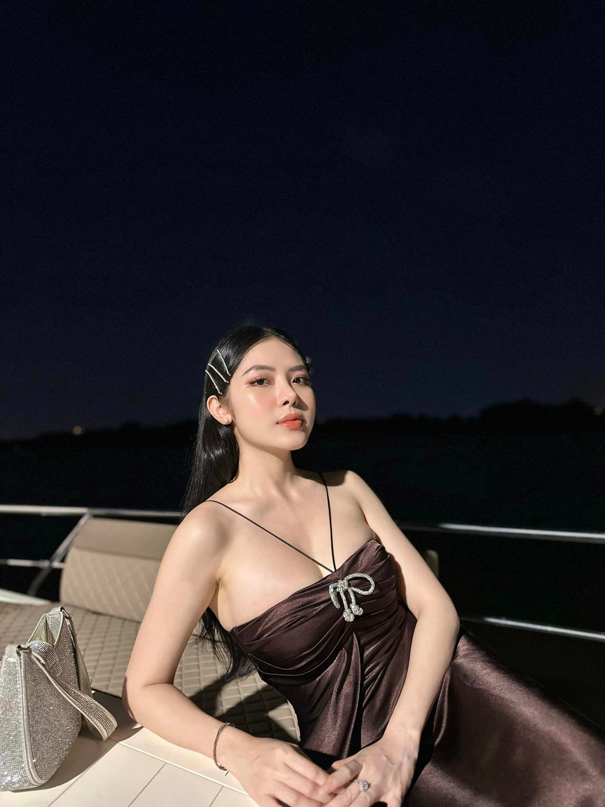 Trước hàng loạt bình luận gây tranh cãi, Quế Chi phản biện rằng: "Em chưa chắc sẽ lấy 1 người giàu, nhưng chắc chắn sẽ không lấy 1 người nghèo làm chồng. Đàn ông nghèo thường sẽ tốt, bởi vì ngoài tốt ra thì anh ta chả có gì nữa. Phải tốt, đó là 1 lựa chọn của đàn ông nghèo, chứ chưa chắc đó là tính cách đâu...