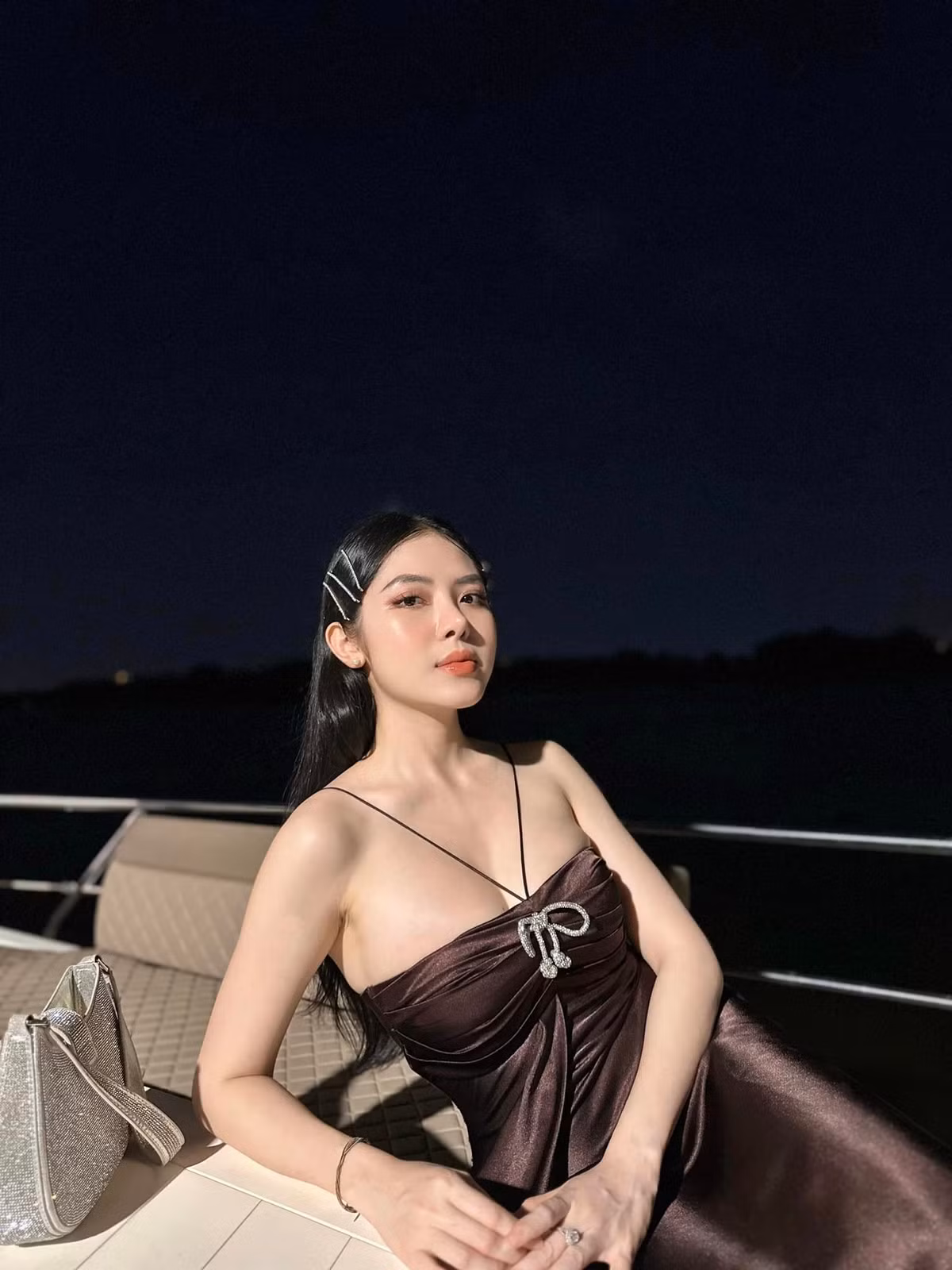 Trước hàng loạt bình luận gây tranh cãi, Quế Chi phản biện rằng: "Em chưa chắc sẽ lấy 1 người giàu, nhưng chắc chắn sẽ không lấy 1 người nghèo làm chồng. Đàn ông nghèo thường sẽ tốt, bởi vì ngoài tốt ra thì anh ta chả có gì nữa. Phải tốt, đó là 1 lựa chọn của đàn ông nghèo, chứ chưa chắc đó là tính cách đâu...