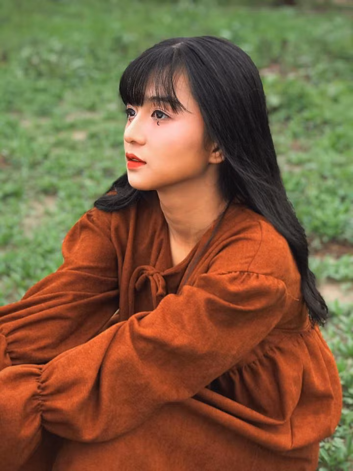 Đọc bình luận thôi cũng đủ hiểu dân tình vô cùng ưu ái với cô bạn bị chụp lén như: “Em ơi em ơi có cháy trong tim anh, em thổi ở đây này, thổi ở đấy làm gì”; “Dễ thương quá”; “Trời ơi dễ thương vậy”...