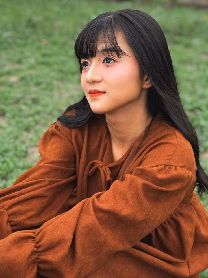 Nhan sắc trong veo, khuôn mặt baby, mái ngố tinh nghịch và những cử chỉ yêu hết sức của cô bạn thật sự gây sốt và nhận được tới 68 nghìn lượt yêu thích cùng những “cơn mưa” lời khen ngợi.