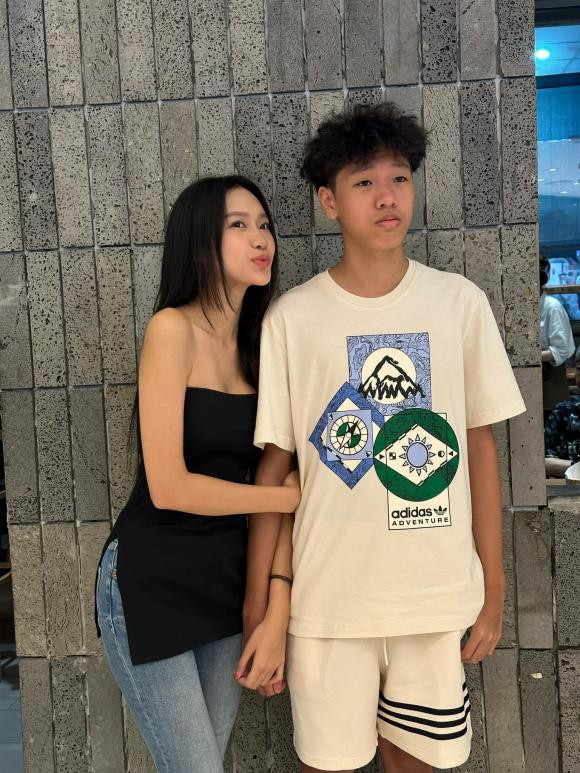 Mới đây, bạn gái Đoàn Văn Hậu có động thái chúc mừng sinh nhật em trai trên trang cá nhân. Cô viết: "Happy birthday ông cụ non. Doãn Hoàng Minh. Xin mãi mới chịu chụp!".