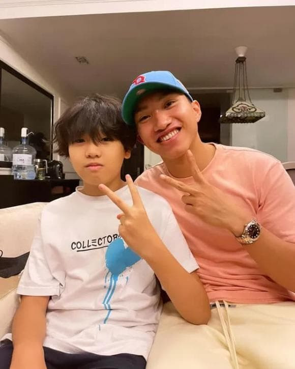 Đoàn Văn Hậu khoe bức ảnh vui vẻ bên Hoàng Minh kèm theo lời chúc: "Happy birthday". Tuyển thủ Việt còn tag cả tên Hoàng Minh vào bài viết.