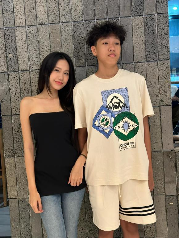 Ngay lập tức, cậu em vợ tương lai của Đoàn Văn Hậu chiếm trọn spotlight từ cư dân mạng. Ở tuổi 14, em trai Doãn Hải My có tên Hoàng Minh đã sở hữu chiều cao khủng và có mái tóc xù lãng tử như nam thần xứ Hàn.