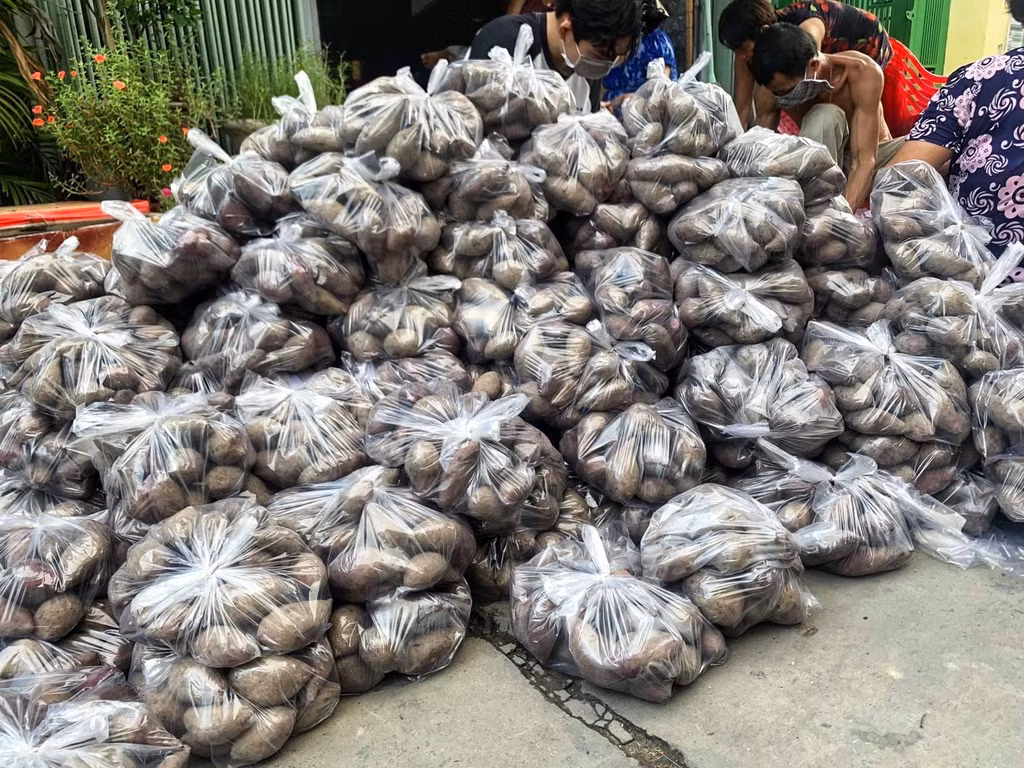 “Vaccine nghia tinh” cua nguoi Sai Gon giua vung phong toa-Hinh-5