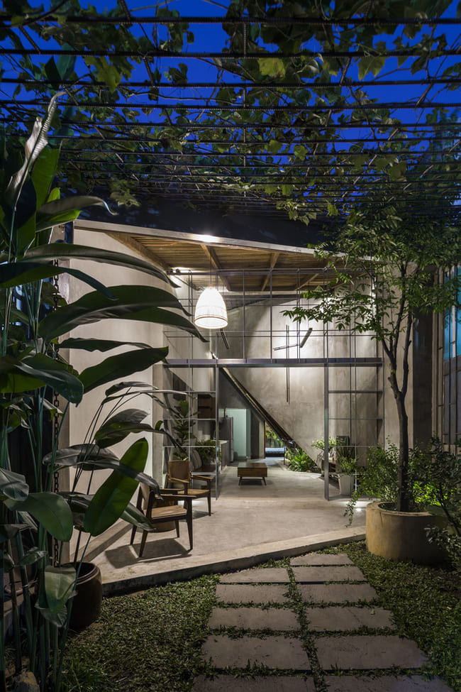 Chủ nhân ngôi nhà sử dụng các kệ sắt như một cách định vị giữa phòng khách và hiên nhà nhưng không làm mất đi sự thông thoáng.