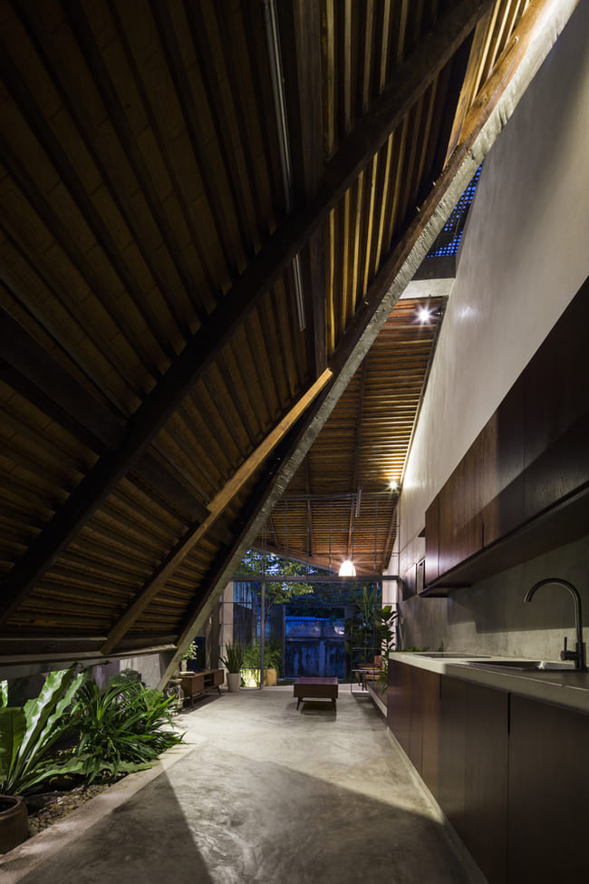 Khu vườn nhỏ như một chiếc bẫy đón gió luân chuyển không khí cho ngôi nhà.