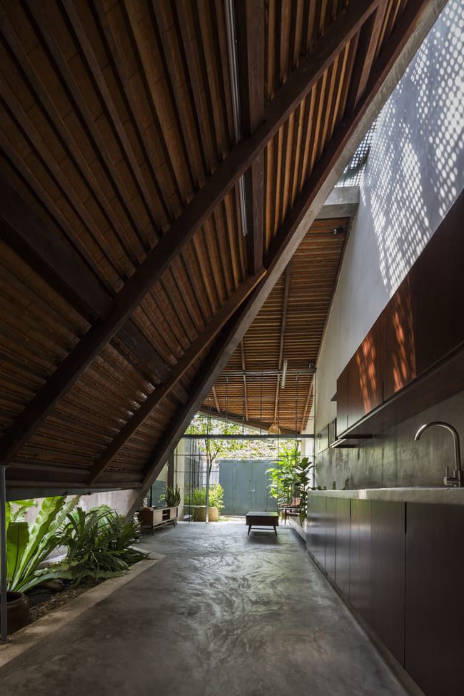 Lấy ý tưởng từ không gian nhà truyền thống Việt Nam, kết hợp với sự hiện đại hóa của thời đại, các kiến trúc sư đã mang đến cho gia chủ một không gian tư duy mới nhưng gần gũi với cuộc sống.