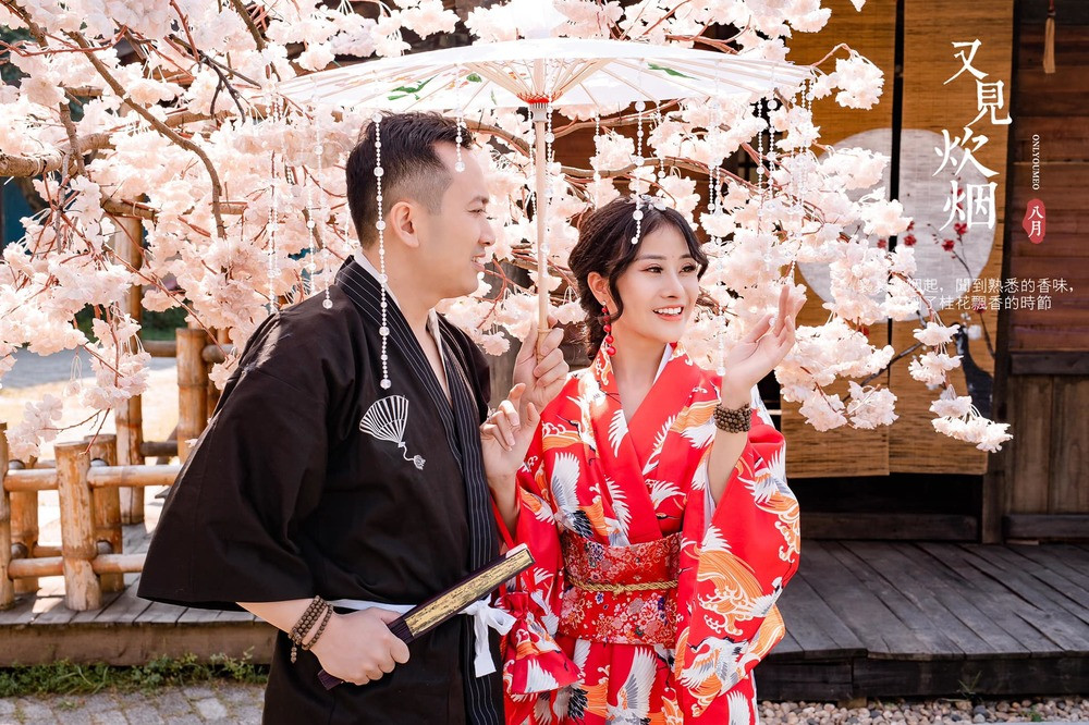 Thế nhưng, phía sau đó là "gương mặt thật" khiến cư dân mạng ngỡ ngàng. Theo đó, khi cởi bỏ lớp hoá trang, Chippy Polla để lộ nhan sắc không phải dạng vừa khi sở hữu gương mặt trắng trẻo, dễ thương.