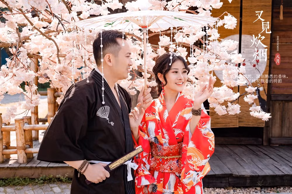 Thế nhưng, phía sau đó là "gương mặt thật" khiến cư dân mạng ngỡ ngàng. Theo đó, khi cởi bỏ lớp hoá trang, Chippy Polla để lộ nhan sắc không phải dạng vừa khi sở hữu gương mặt trắng trẻo, dễ thương.