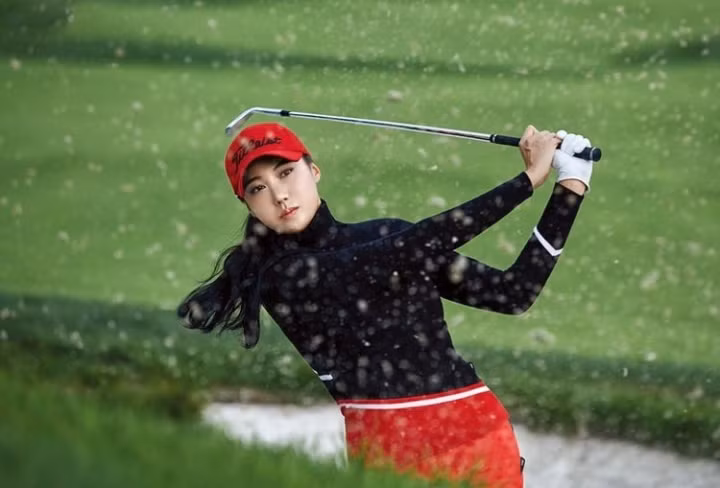 Ngoài golf, cô nàng này còn tập gym và pilates để duy trì vóc dáng mảnh mai, nâng cao thể lực.