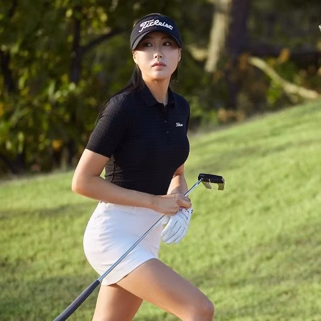 Người đẹp Hàn Quốc lập trang Instagram và kênh vlog cá nhân để chia sẻ kỹ thuật chơi golf, là huấn luyện viên online thu hút hàng chục nghìn người theo dõi.