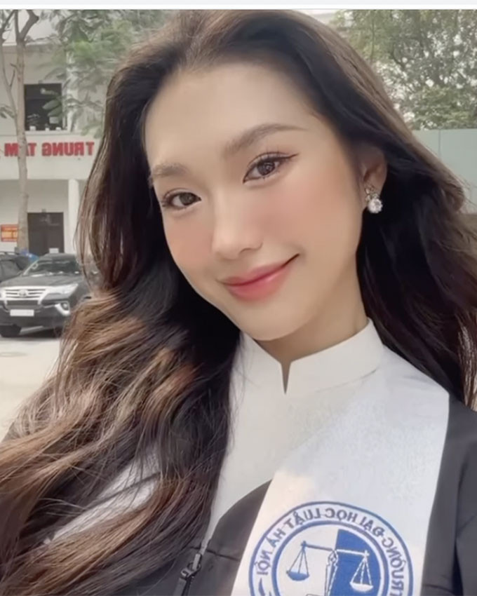 Mới đây, Doãn Hải My đăng tải hình ảnh diện áo dài chụp ảnh tốt nghiệp, thu hút nhiều lượt yêu thích trên trang cá nhân. Không chỉ thế, Đoàn Văn Hậu cũng góp mặt trong buổi chụp hình ảnh chuẩn bị cho lễ tốt nghiệp của bạn gái. Được biết, trong thời gian sắp tới, cô sẽ bảo vệ khoá luận và chính thức tốt nghiệp đại học.