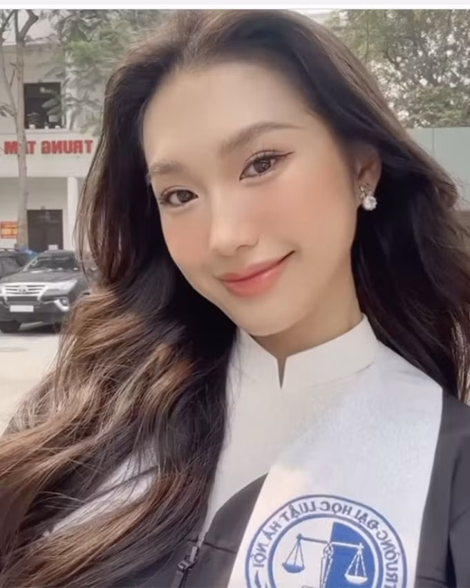 Mới đây, Doãn Hải My đăng tải hình ảnh diện áo dài chụp ảnh tốt nghiệp, thu hút nhiều lượt yêu thích trên trang cá nhân. Không chỉ thế, Đoàn Văn Hậu cũng góp mặt trong buổi chụp hình ảnh chuẩn bị cho lễ tốt nghiệp của bạn gái. Được biết, trong thời gian sắp tới, cô sẽ bảo vệ khoá luận và chính thức tốt nghiệp đại học.