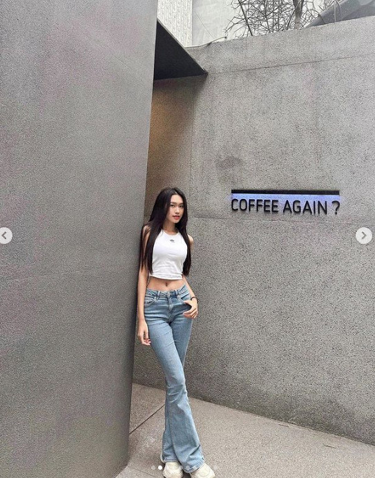 Hải My thường mix với quần dài cạp cao theo quy tắc 1/3, giúp đánh lừa thị giác cho vóc dáng trông thanh mảnh và cao ráo hơn. Kiểu áo này không chỉ phù hợp với phong cách cá tính, năng động mà còn có thể mặc theo style lãng mãn, nữ tính.