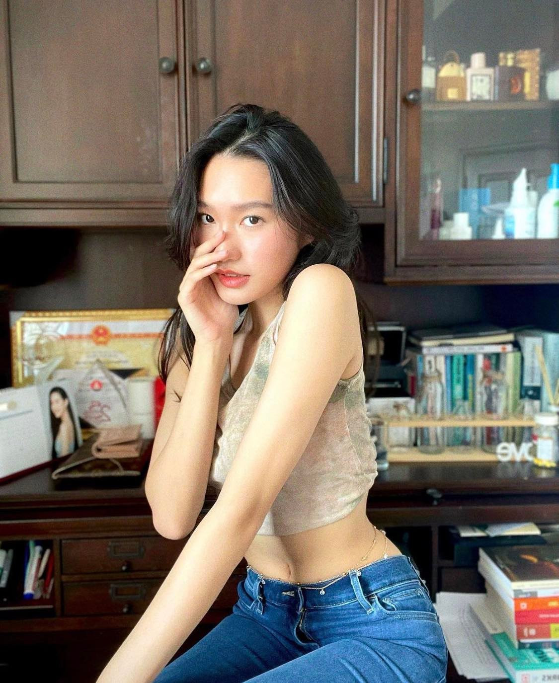 Người đẹp trường Luật luôn ghi điểm trong mắt người đối diện vì khéo chọn những hot item tôn dáng. Đặc biệt, nguyên tắc "hở 1 điểm" được Doãn Hải My tận dụng triệt để.